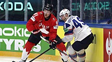Kana�an Dylan Holloway (vlevo) a Nor Christian Kaasastul v souboji u mantinelu