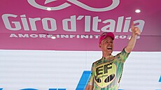Dánský cyklista Michael Valgren slaví na pódium triumf v 17. etap� Gira...