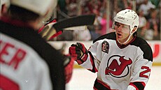 Claude Lemieux z New Jersey Devils p�ijímá gratulace na st�ída�ce poté, co...