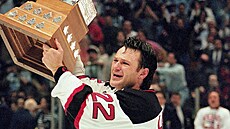 Claude Lemieux pózuje s Conn Smythe Trophy poté, co jeho tým v �ervnu 1995...