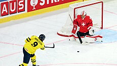 �védský úto�ník Linus Karlsson st�ílí gól v sedmé minut� �tvrtfinálového zápasu...