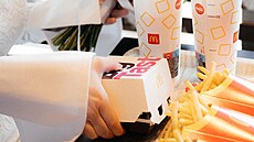 Svatba boxerské legendy Fabiany Bytyqi. Ob�d v restauraci McDonald�s.