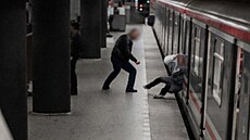 �ena spadla mezi vagóny metra, lidé pou�ili záchranné tla�ítlo