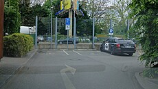 Pohled od okýnka McDrive. Správn� máte zaparkovat na míst�, kde nyní stojí...