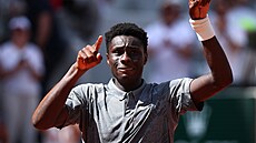 Moise Kouamé slaví vít�zství ve druhém kole Roland Garros.