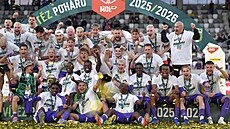 Karvin�tí fotbalisté slaví vít�zství ve finále MOL Cupu.