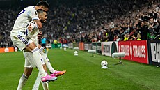 Fotbalisté Aston Villy slaví gól ve finále Evropské ligy proti Freiburgu.