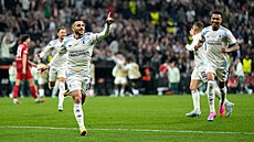 Fotbalisté Aston Villy slaví gól ve finále Evropské ligy proti Freiburgu.