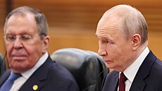 Ruský prezident Vladimir Putin (vpravo) se v Pekingu ve Velké síni lidu ú�astní...