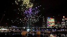 B�hem show v Sydney spadly z nebe desítky dron�