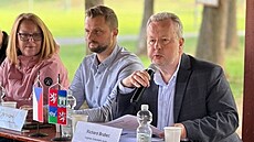Nám�stkyn� hejtmana Jindra Zalabáková, starosta Radovesic Ji�í Drobný a hejtman...