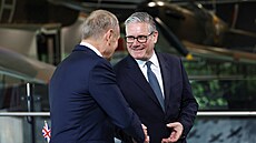 Britský premiér Keir Starmer a polský premiér Donald Tusk p�i podpisu smlouvy o...