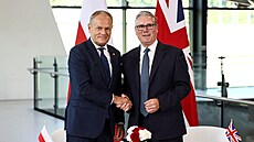 Britský premiér Keir Starmer a polský premiér Donald Tusk p�i podpisu smlouvy o...