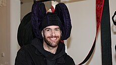 Módní návrhá� Luká� Machá�ek s jedním z od�v� pat�ících do jeho kolekce Hanácká...