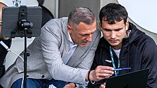 Jablonecký trenér Lubo� Kozel se radí se svým asistentem b�hem finále poháru...