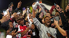 Ian Wright slaví se �ampa�ským v ruce titul s fanou�ky Arsenalu.