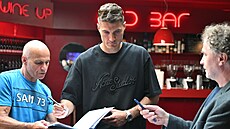 �eský úto�ník Patrick Schick se podepisuje fanou�k�m p�ed reprezenta�ním srazem.