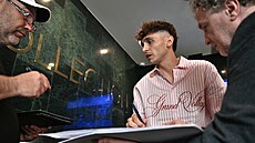 �eský úto�ník Mojmír Chytil se podepisuje fanou�k�m p�ed reprezenta�ním srazem.