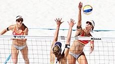 Loty�ka Tina Graudinová sme�uje v utkání s N�mkami.