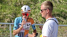 Jan Hirt po konci 19. etapy Gira s pomocníkem týmu NSN.