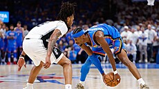 Shai Gilgeous-Alexander z Oklahoma City Thunder u mí�e v zápase se San Antonio...