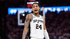 Devin Vassell (24) ze San Antonio Spurs pro�ívá zápas.