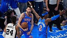 Chet Holmgren (7) a Shai Gilgeous-Alexander (2) z Oklahoma City Thunder...