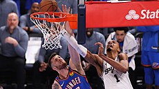 Victor Wembanyama (1) ze San Antonio Spurs zakon�uje na ko� Oklahoma City...