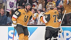 Tomá� Hertl (vlevo) a Carter Hart oslavují trefu Vegas Golden Knights.