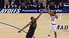 Mikal Bridges (25) z New York Knicks st�ílí na ko� Cleveland Cavaliers, o blok...