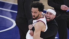 Landry Shamet (vlevo) a José Álvarado z New York Knicks oslavují.