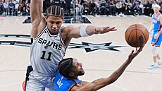 Isaiah Joe z Oklahoma City Thunder zakon�uje reversem na ko� San Antonio Spurs,...