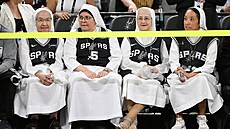 Netradi�ní fanynky na zápase San Antonio Spurs - Oklahoma City Thunder