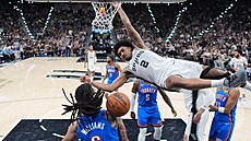 Dylan Harper (2) ze San Antonio Spurs se dr�í za obrou�ku po sme�i na ko�...