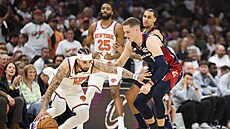 Sam Merrill (v modrém) z Cleveland Cavaliers brání v zápase s New York Knicks,...