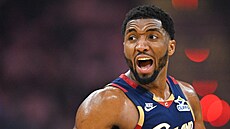 Donovan Mitchell (45) z Cleveland Cavaliers pro�ívá zápas.