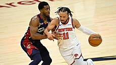 Jalen Brunson (11) z New York Knicks v zápase s Cleveland Cavaliers nají�dí,...