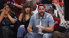 Taylor Swift a Travis Kelce pro�ívají zápas Cleveland Cavaliers a New York...