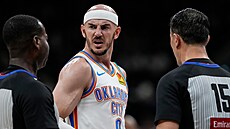 Alex Caruso ze Oklahoma City Thunder se obrací na rozhod�í.