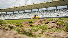 Královéhradecký fotbalový stadion dostává v lét� 2026 nový trávník.