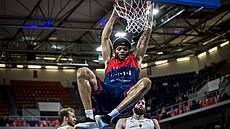 Kevin Kalu z Brna sme�uje do pardubického ko�e.