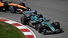Fernando Alonso (vpravo) z Aston Martinu a Lando Norris z McLarenu b�hem...