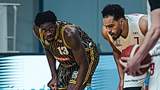 Clevon Brown Jr. (vlevo) z Opavy a Marcos Santos-Silva z Nymburka v boji o...
