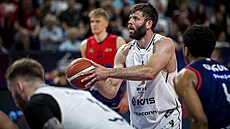 Pardubický pivot Kamil �vrdlík p�i trestném hodu