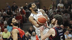 Jacob Evans III. z Pardubic úto�í na brn�nský ko�, brání ho Ryker Cisarik.