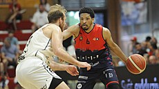 Tevin Olison z Brna úto�í v duelu s Pardubicemi, hlídá ho Ryan Moffatt.