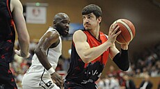 Radek Farský z Brna u mí�e v zápase s Pardubicemi, brání ho Joey Bryant.