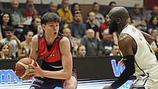 Viktor Ivánek z Brna u mí�e v zápase s Pardubicemi, brání ho Joey Bryant.