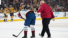 Ot�esený Martin Ne�as (Colorado) se jen t�ce zvedal b�hem duelu s Vegas z ledu.