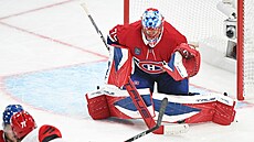 Taylor Hall (Carolina) pálí, gólman Jakub Dobe� (Montreal) zasahuje.